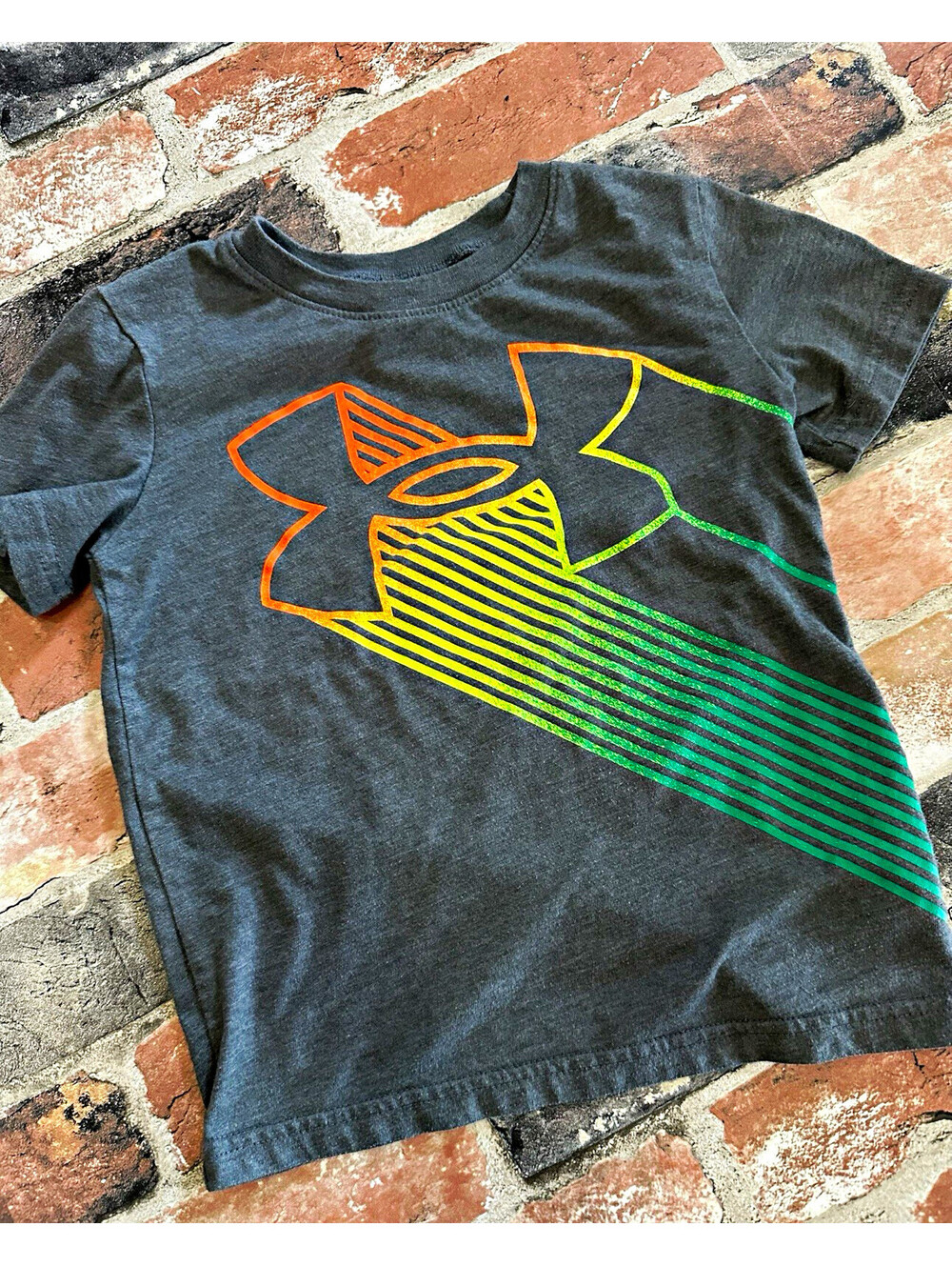 Under Armour Boys Size 5 Gray/Multicolor Graphic Logo Short Sleeve Crew Tee